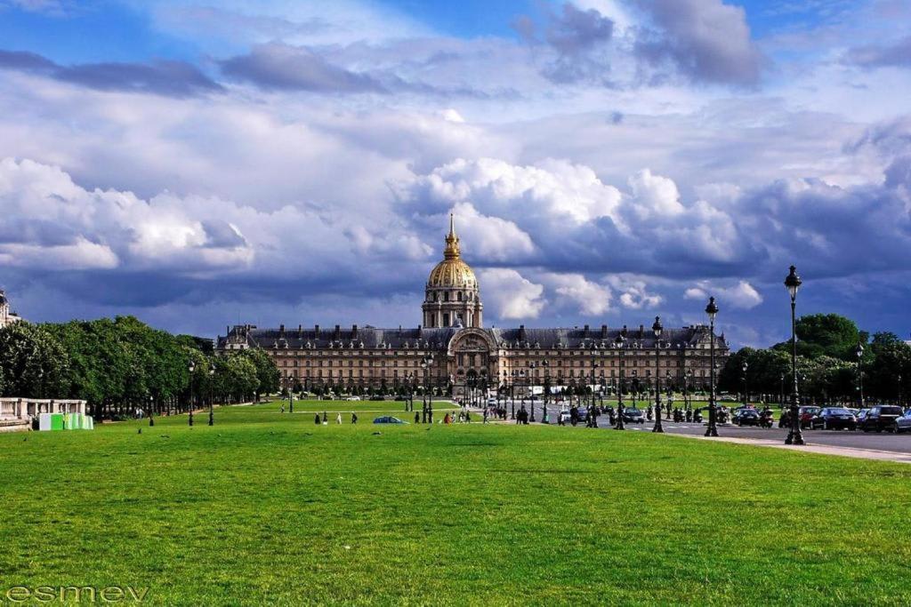 Great Sized Studio Next To Invalides Apartment