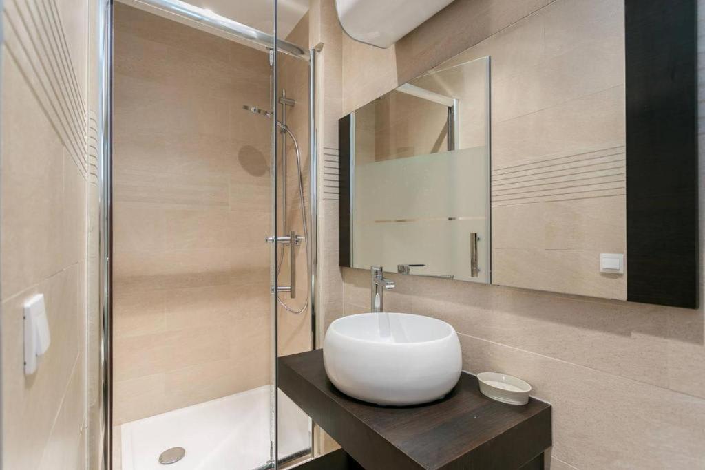 Great Sized Studio Next To Invalides Apartment