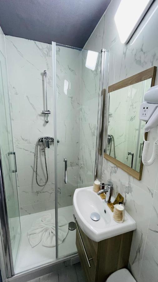 Louvain Hotel *