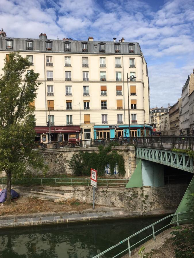 A Paris, Au Bord De L'eau