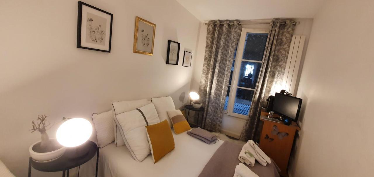 Stuning Place ,gare Montparnasse ,center ,front Of Metro Homestay Paris