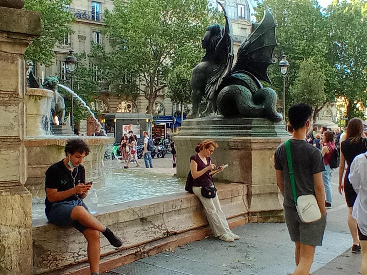 Stuning Place ,gare Montparnasse ,center ,front Of Metro Homestay Paris