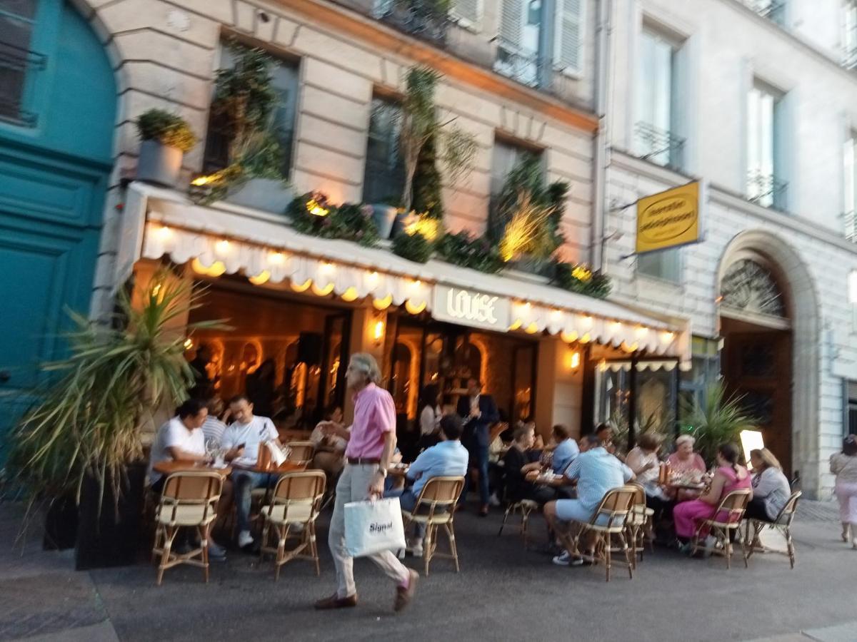 Homestay Stuning Place ,gare Montparnasse ,center ,front Of Metro Paris