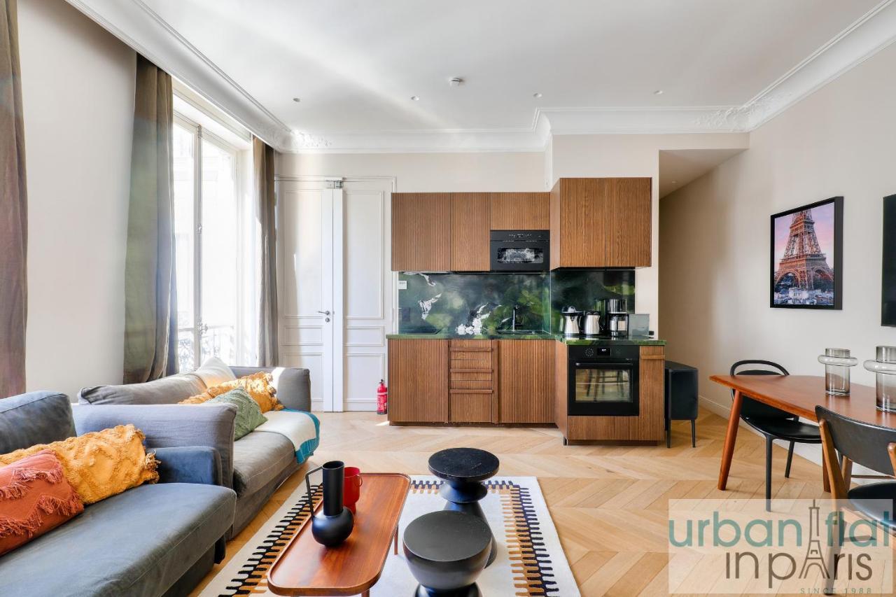 141 - Beautiful Flat Triangle D Or Champs Elysees Apartment
