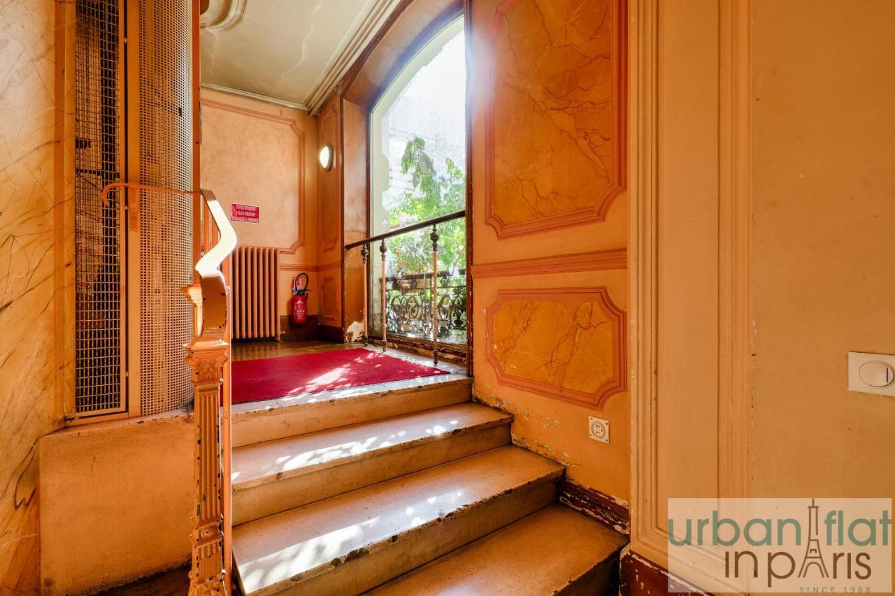 141 - Beautiful Flat Triangle D Or Champs Elysees Apartment