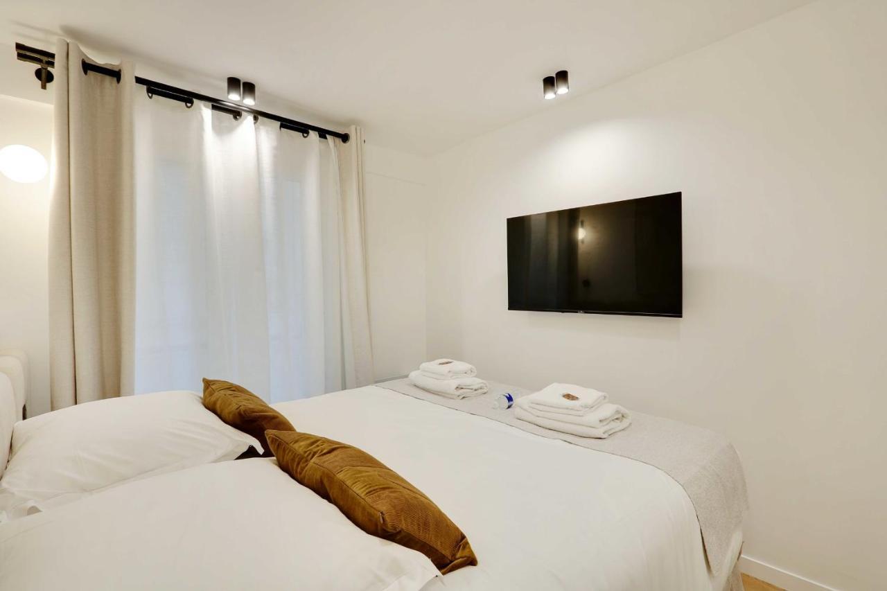 Apartment Chic Parisian Retreat 2-bedroom In The Vibrant 10th Arrond *