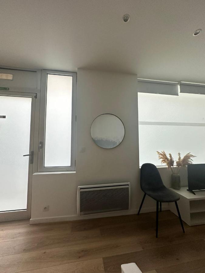 Modern And Warm Fully Renovated Split Level Apart Steps Away From The Grands Boulevard *