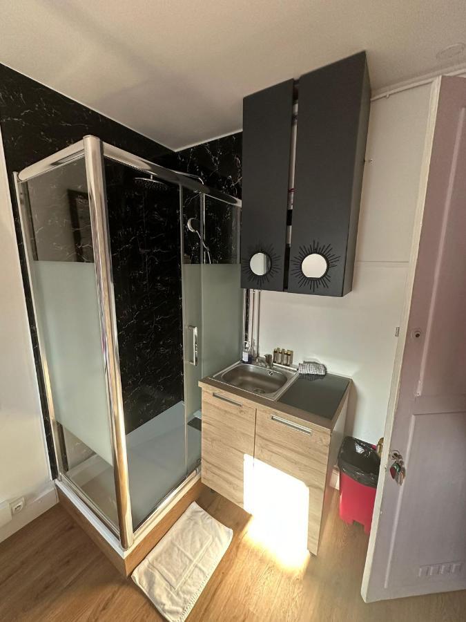 Petit Studette Sous Le Toit In The Heart Of The Fashion And Luxury District Appartement Paris