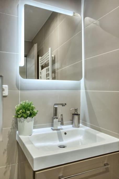 Amazing New Bastille 3 Bedrooms 2 Bathrooms