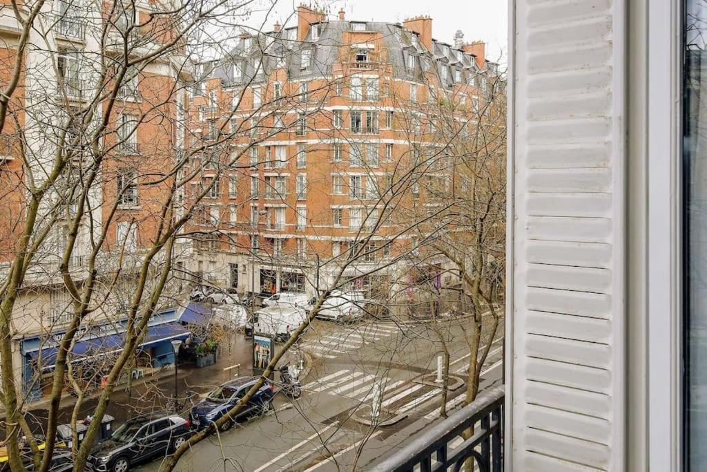 Royo - 1 A Auteuil Apartment