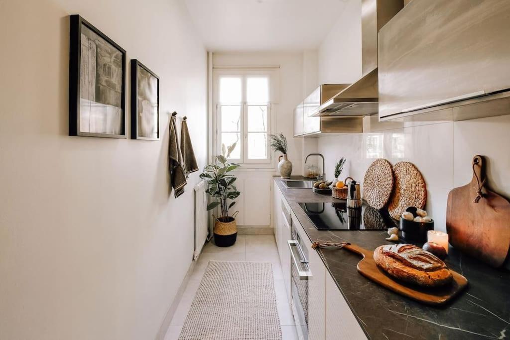 Royo - 1 A Auteuil Apartment