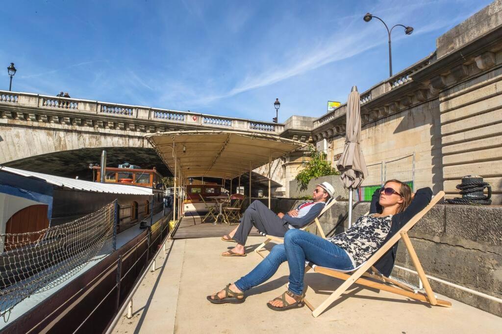 Classic Riverboat In The Center Of Bateau-hôtel *
