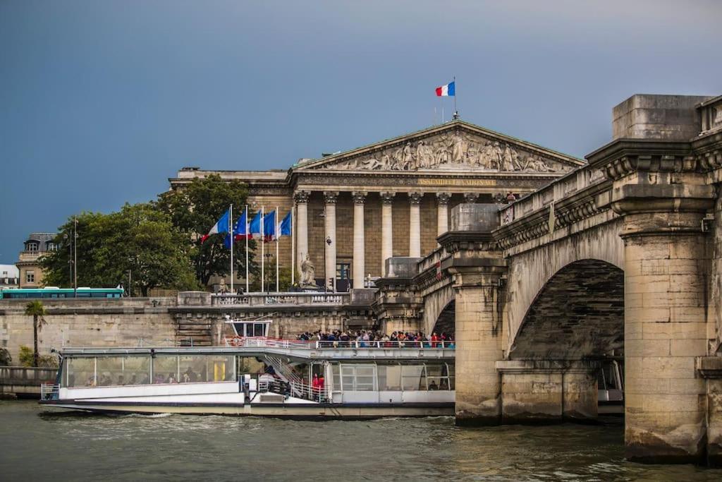 Classic Riverboat In The Center Of Bateau-hôtel
