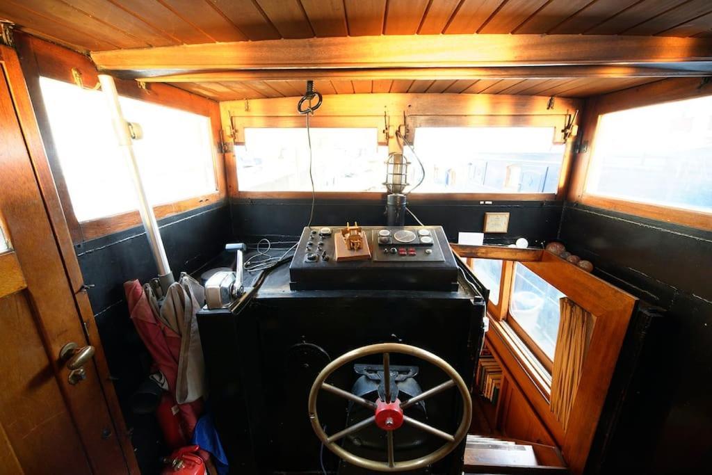 Classic Riverboat In The Center Of Bateau-hôtel *