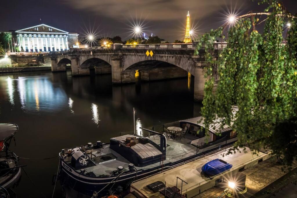Classic Riverboat In The Center Of Bateau-hôtel Paris
