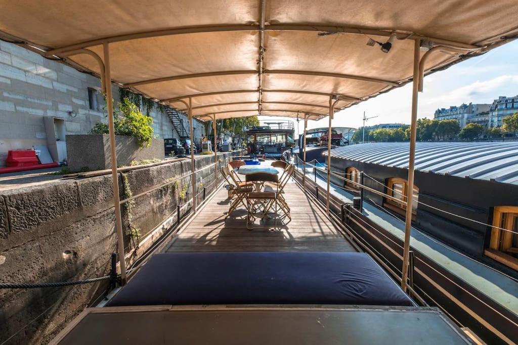 Bateau-hôtel Classic Riverboat In The Center Of *