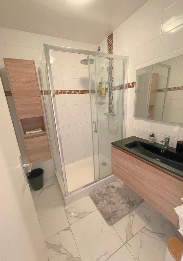 2 Bedroom In Middle Of Apartment