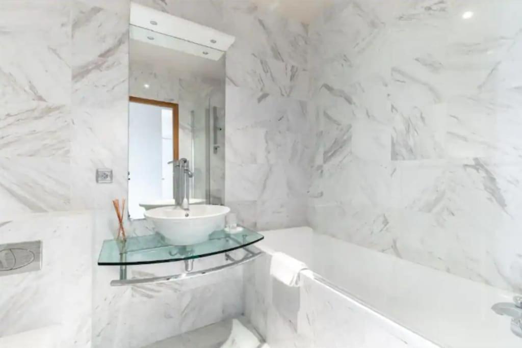 Apartment Avenue Montaigne Luxury Apartment 2Br 4P Paris