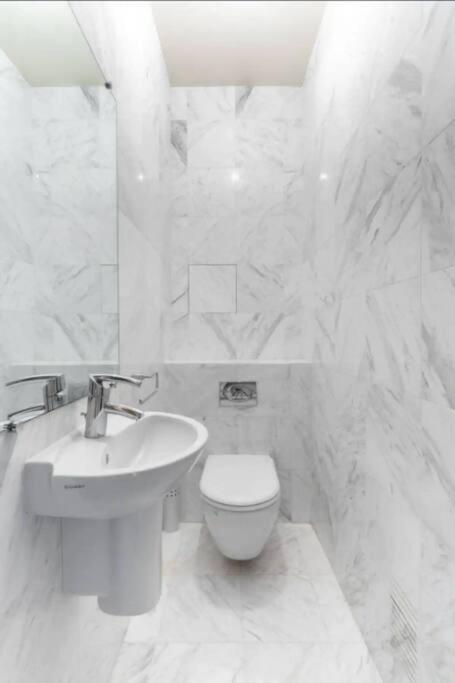 Avenue Montaigne Luxury Apartment 2Br 4P * Paris
