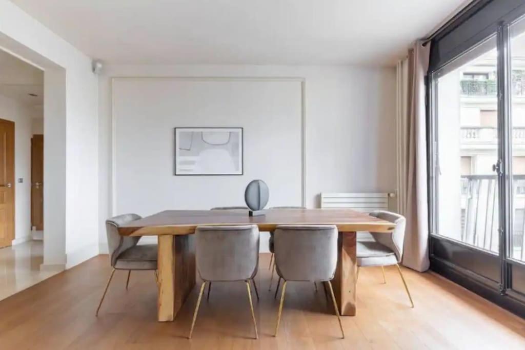 Avenue Montaigne Luxury Apartment 2Br 4P Apartment Paris
