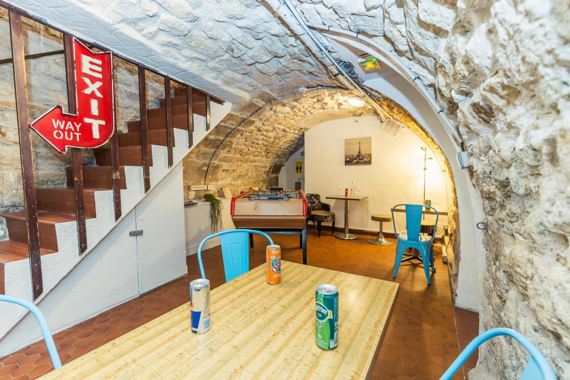 Young And Happy Latin Quarter By Hiphophostels Hostel