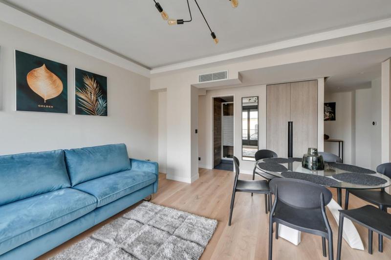 182 Two - Superb In Apartment *
