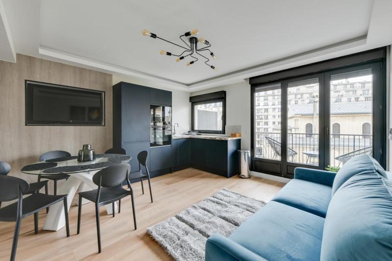 182 Two - Superb In Apartment *