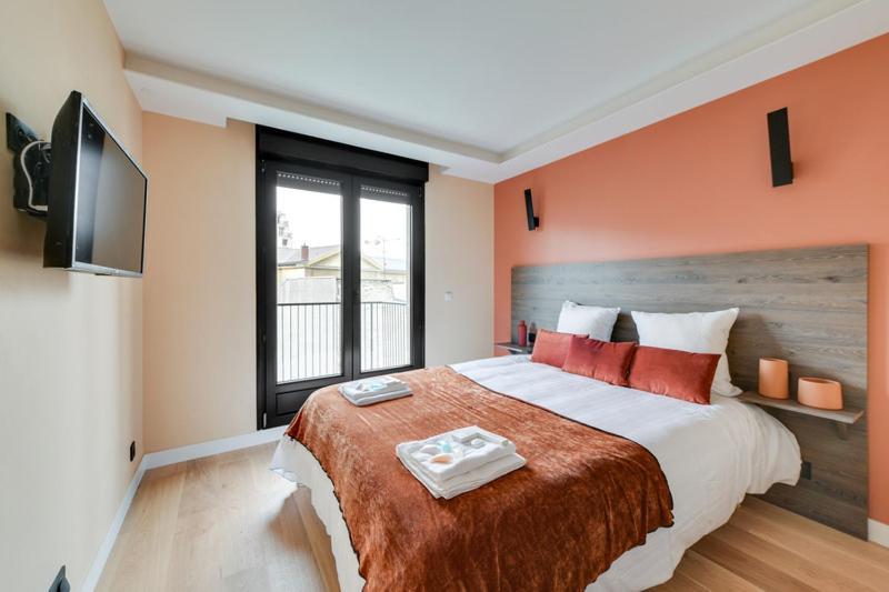 182 Two - Superb In * Paris