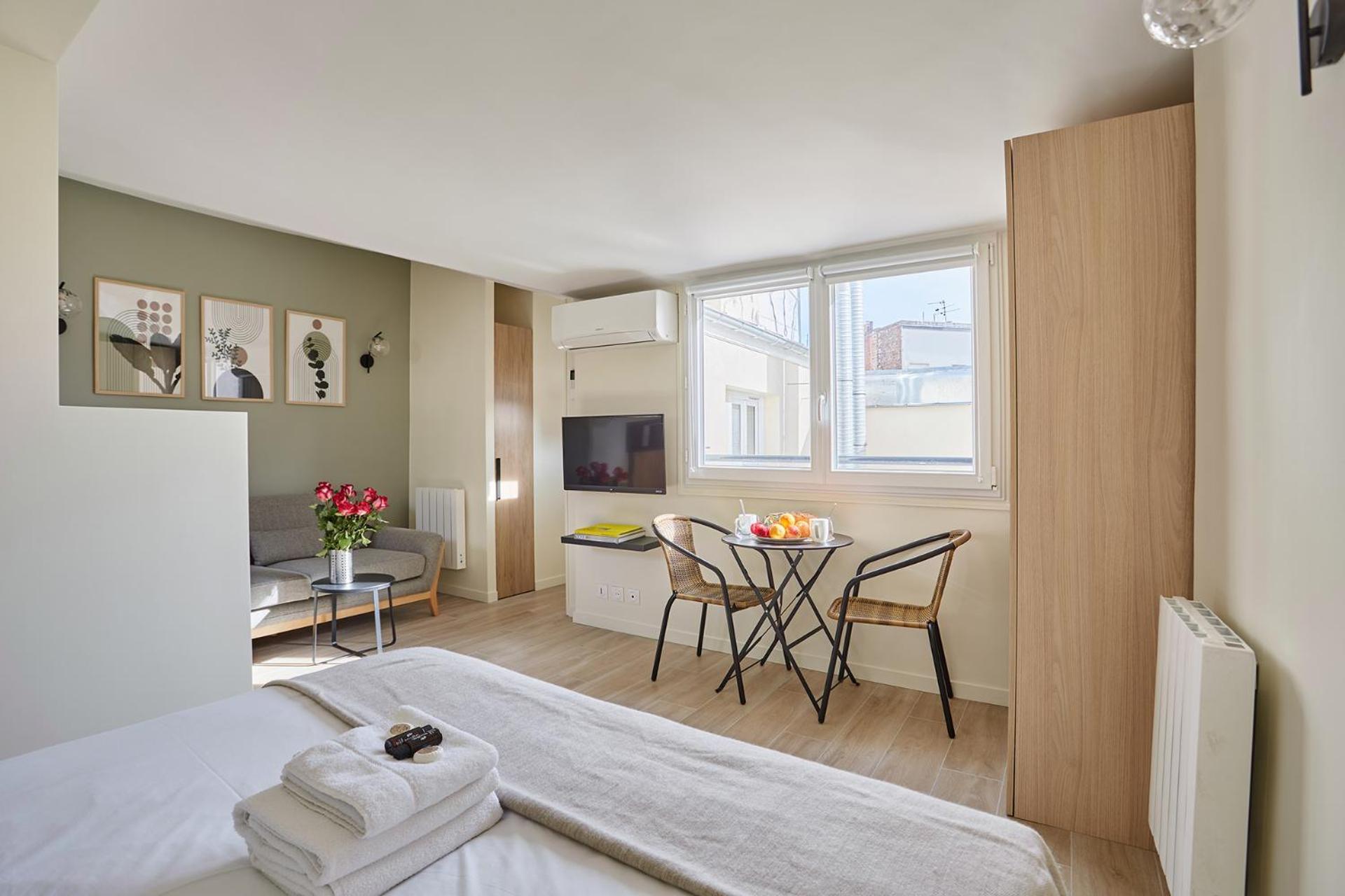 Apartment Center Of By Prestige Paris