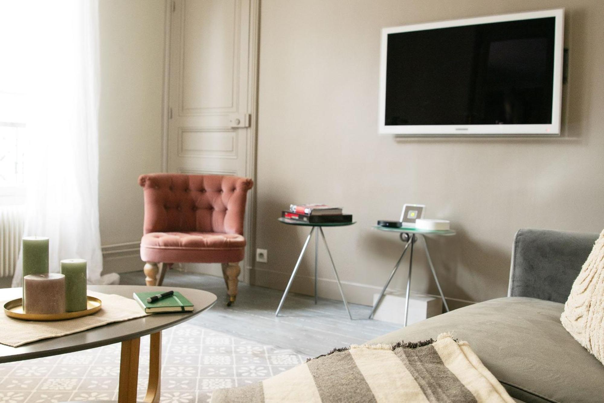 Eiffel Tower & Les Invalides - 1br - Cityapartmentstay