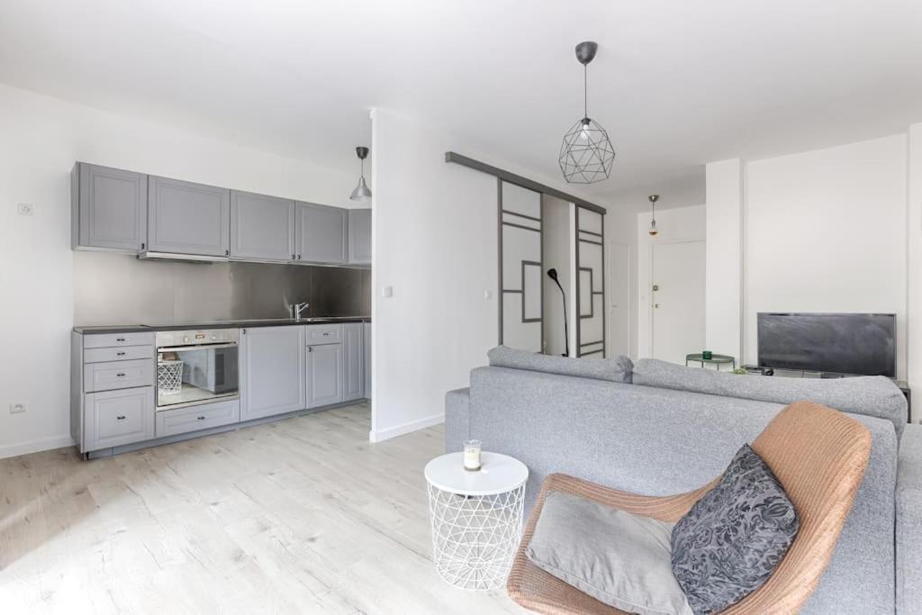 Apartment Champs Elysees Haussmann Charming 1br Paris