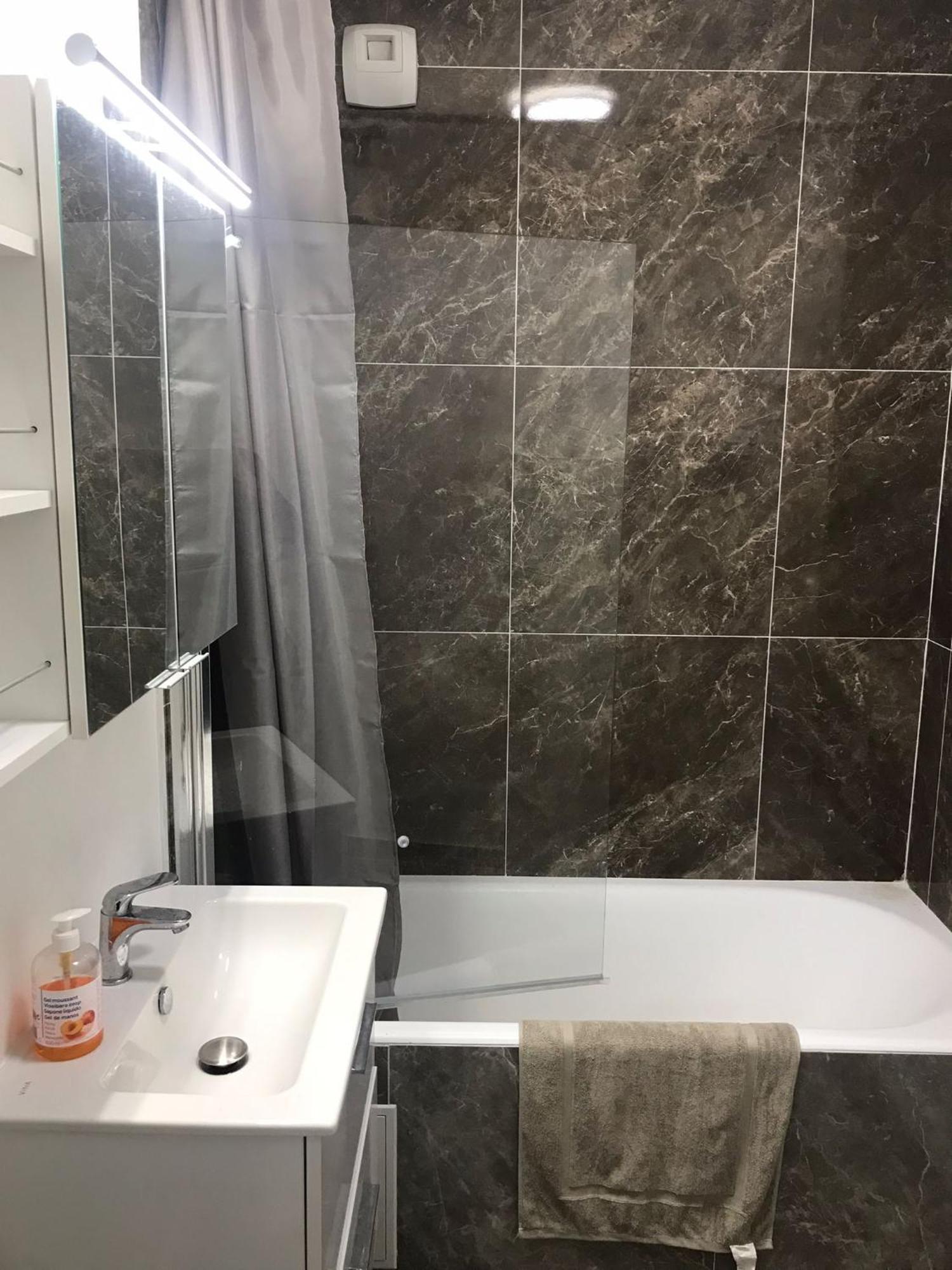 Apartment Studio 31m2 Plein Est Avec Balcon Laumiere Paris