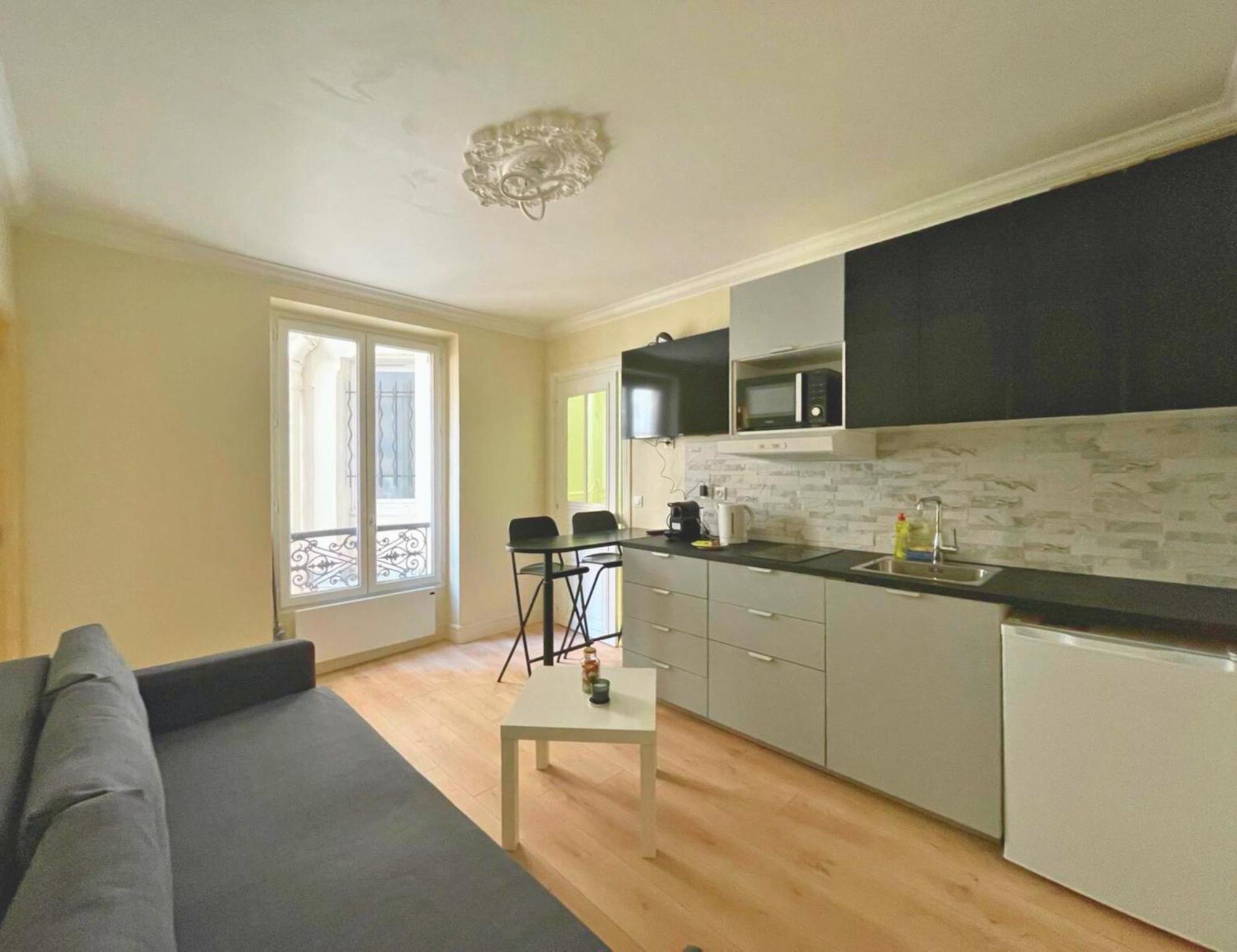 Lit Double Et Salon Avec Canape-lit A 10 Minutes Des Champs Elysees Séjour chez l'habitant *