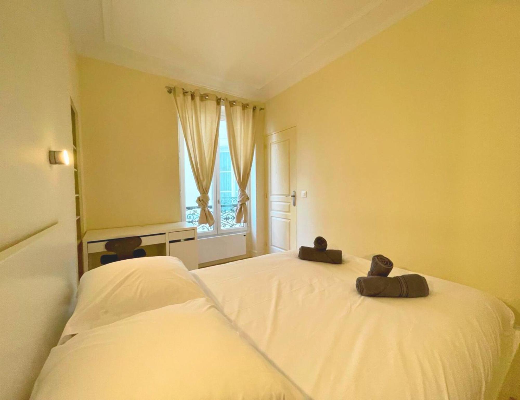 Séjour chez l'habitant Lit Double Et Salon Avec Canape-lit A 10 Minutes Des Champs Elysees *