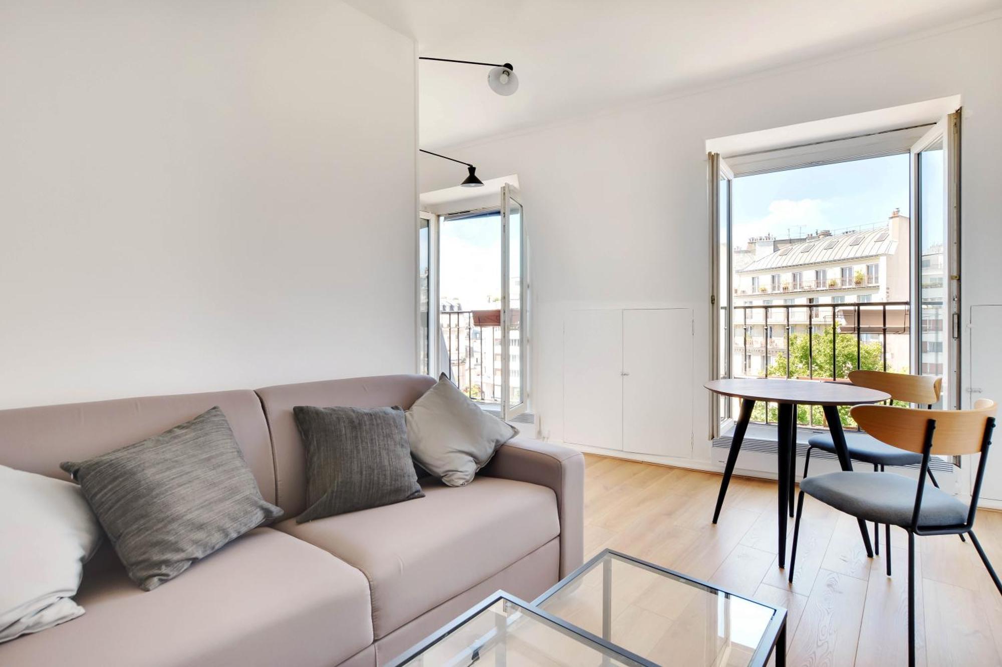 Superb Bright Clichy Montmartre