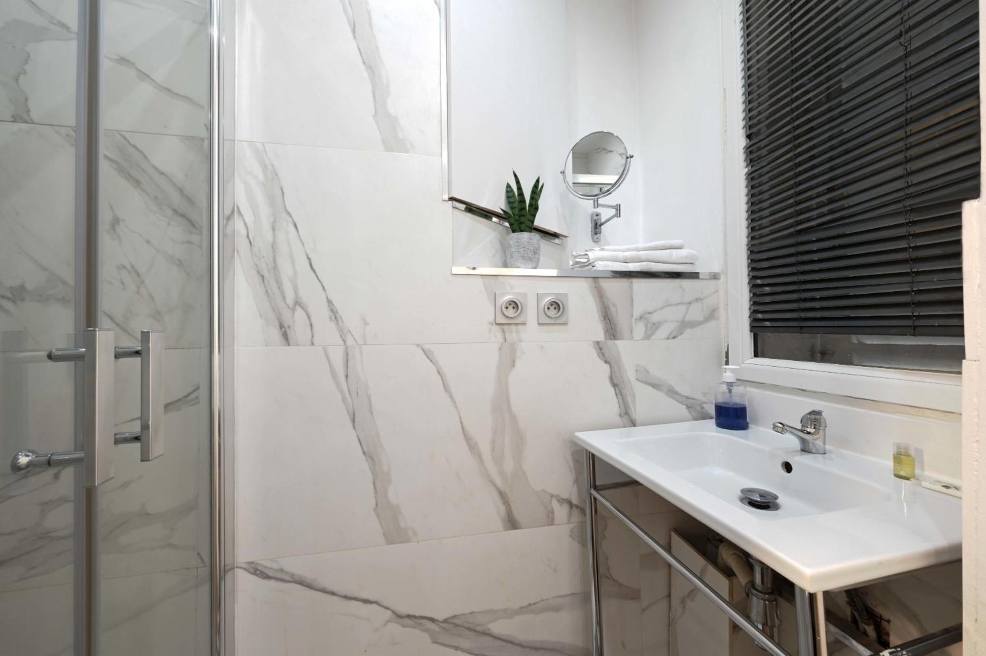 Apartment Fabulous Comfortable With Updated Finishes And Design Next To Champ De Mars