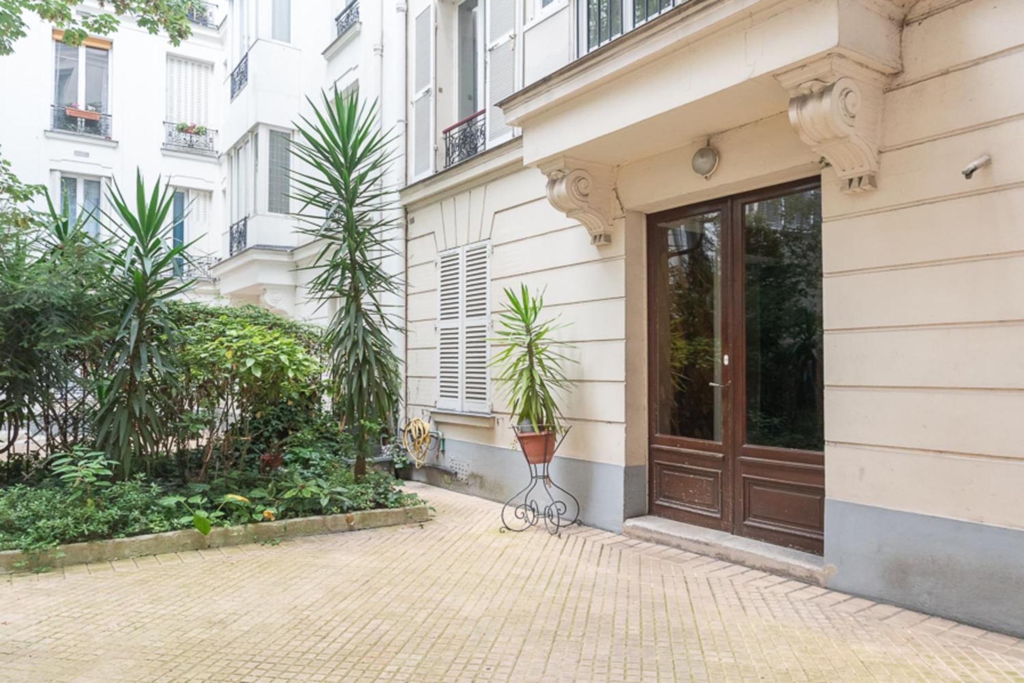 Nice Love Nest Well Located In Apartment Paris