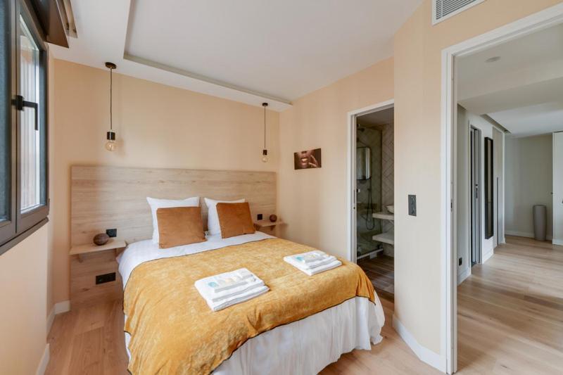 182 Two - Superb In * Paris