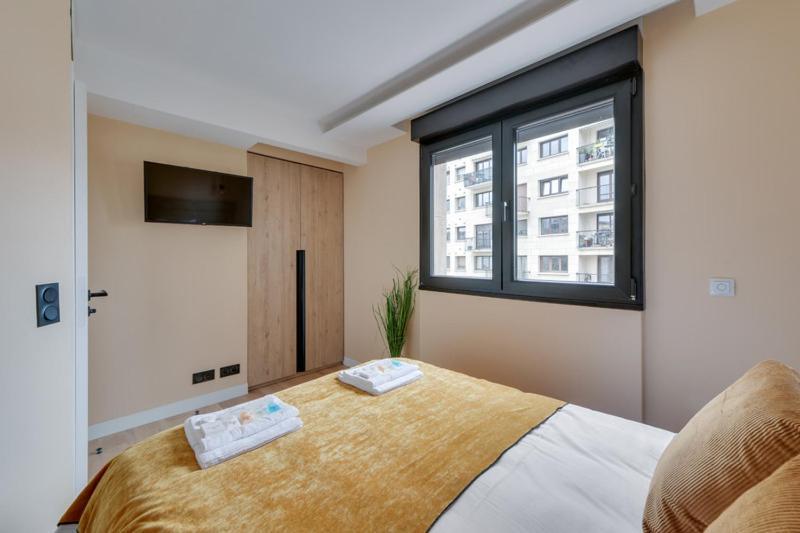 182 Two - Superb In Paris
