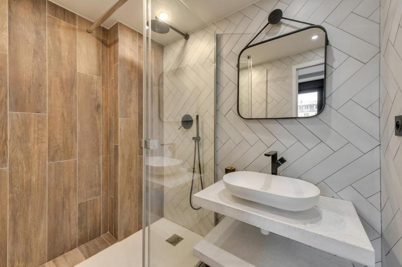 182 Two - Superb In Paris