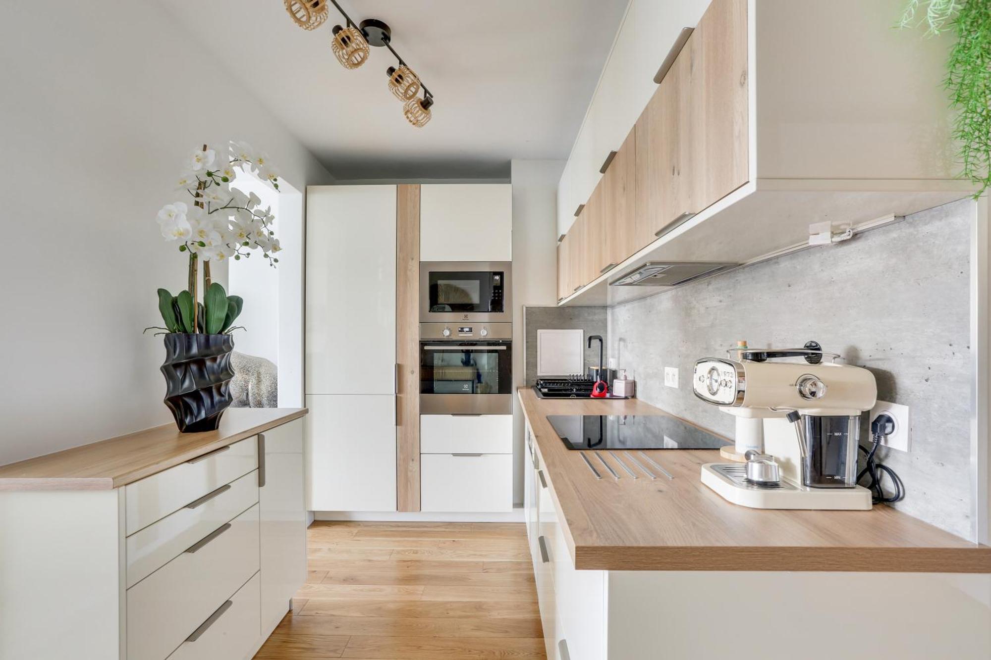 Paris Luxury Apartment 75M2 With Eiffel Tower View, Metro 1 Min, Parking *