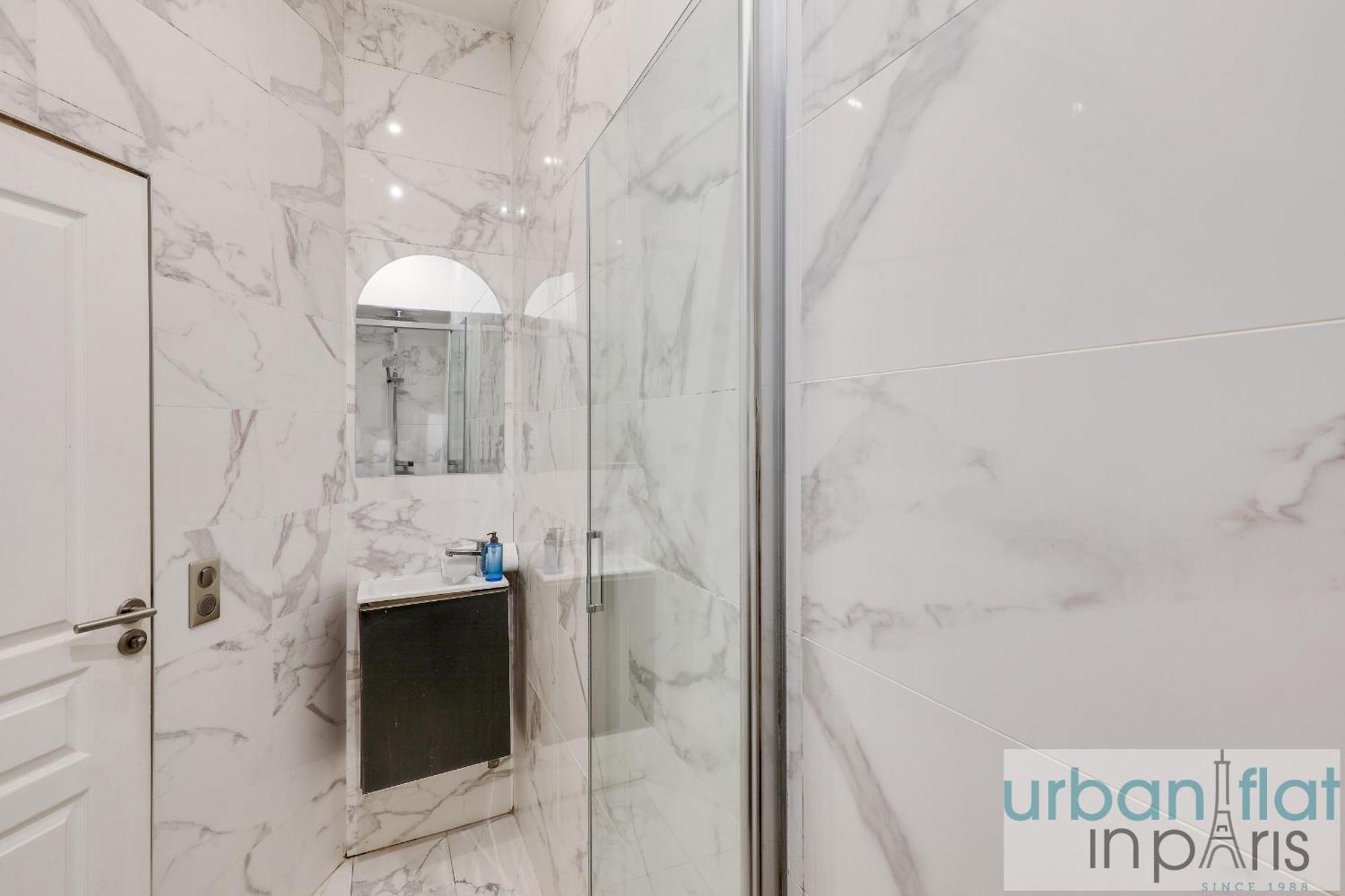 Apartment 62 - Beautiful Triangle D- 100m From Champs-elysees Paris