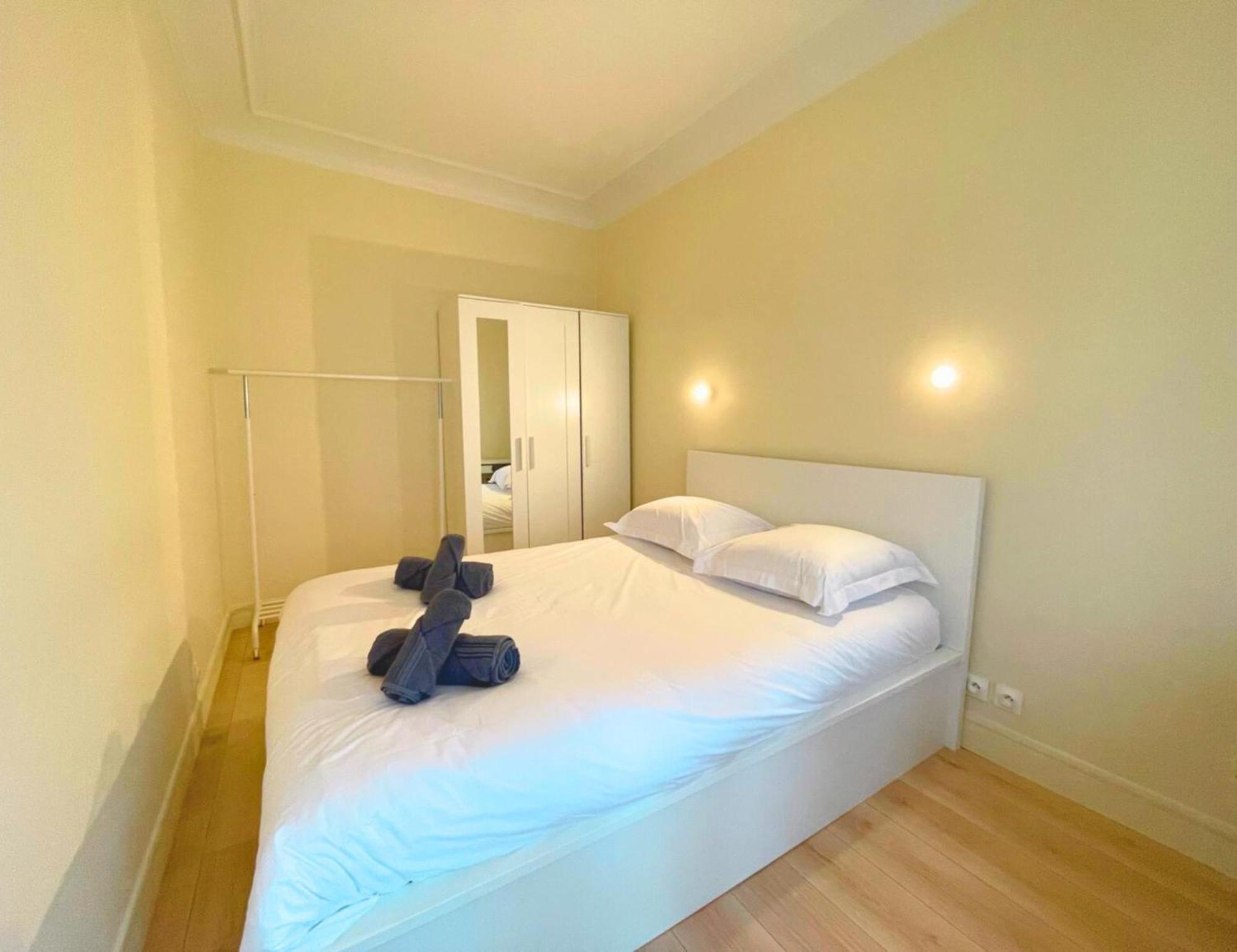 Lit Double Et Salon Avec Canape-lit A 10 Minutes Des Champs Elysees Séjour chez l'habitant *