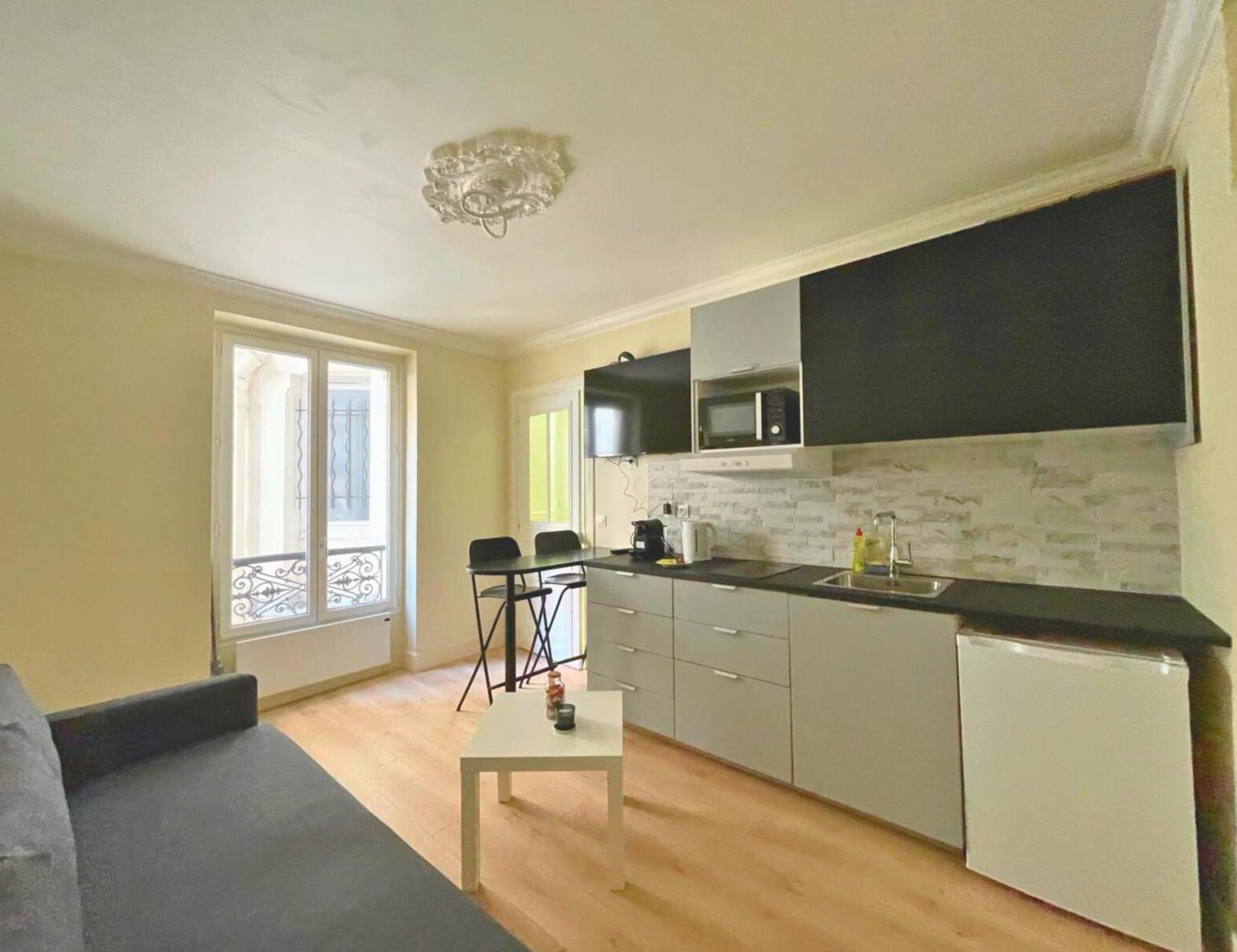 Lit Double Et Salon Avec Canape-lit A 10 Minutes Des Champs Elysees Séjour chez l'habitant *