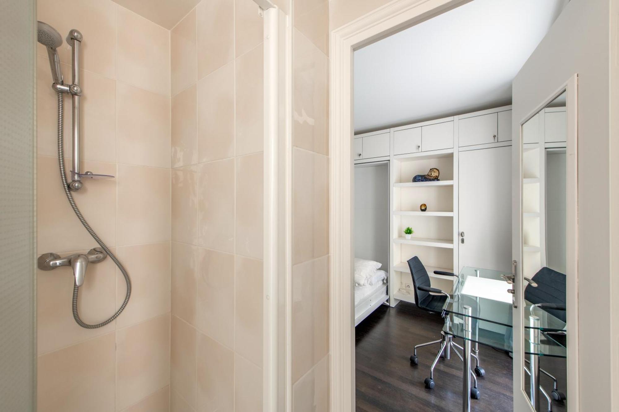Charming 4 Guests At Galeries Lafayette And Printemps 9th Ard With Air Conditioning Apartment