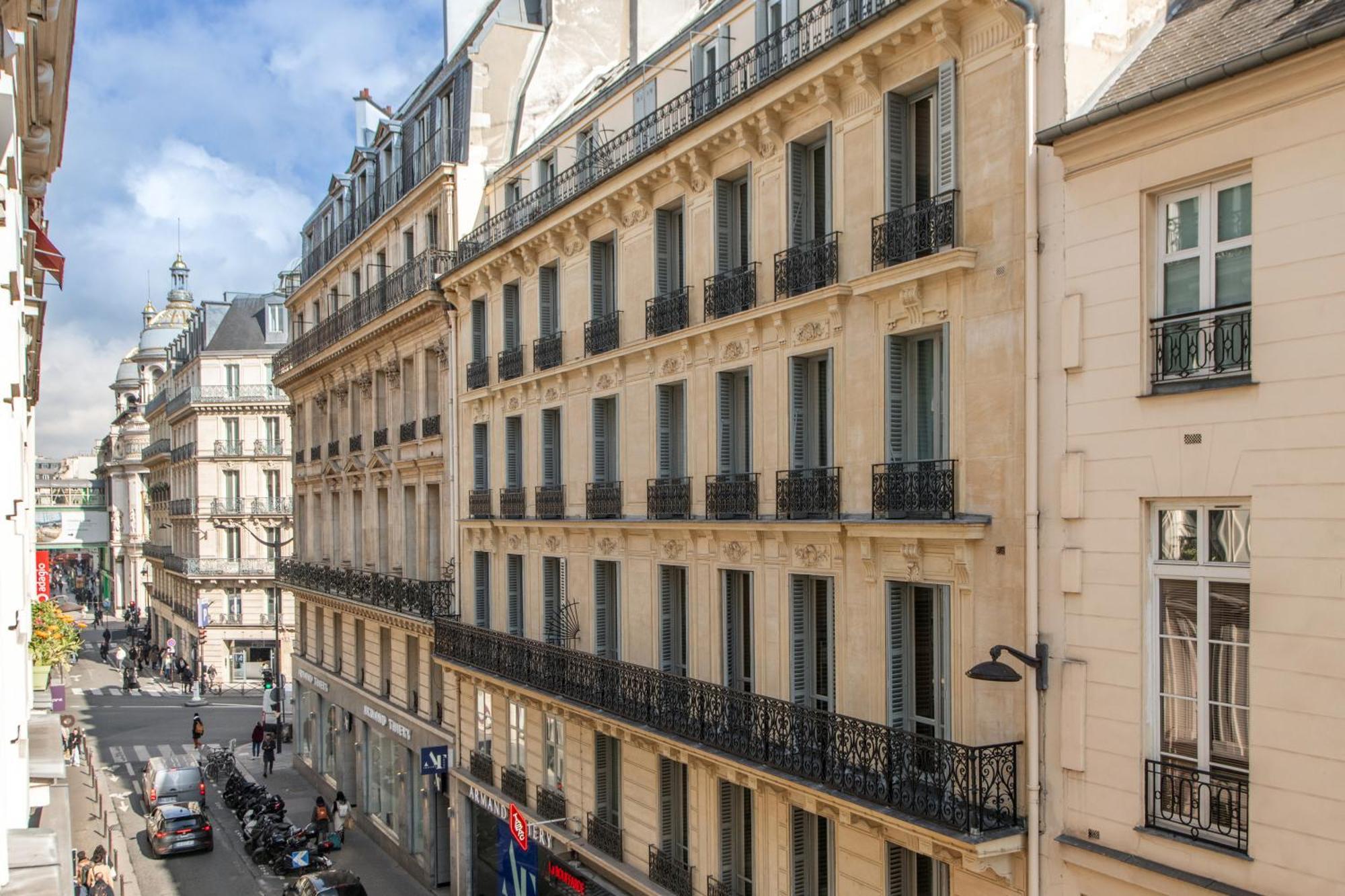 Charming 4 Guests At Galeries Lafayette And Printemps 9th Ard With Air Conditioning Paris