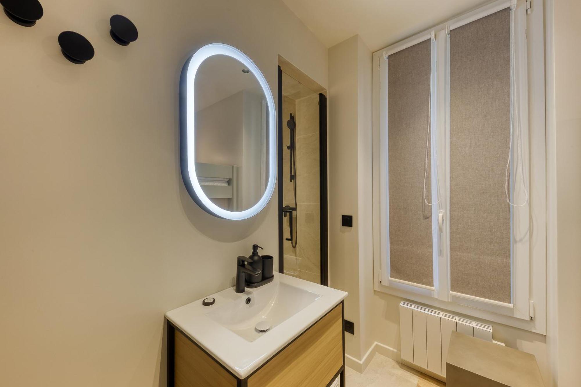 Apartment Les Reflets Des Martyrs I 3ch I 2sdb I Clim Paris