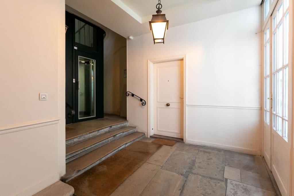 Chic Flat Place Des Vosges Apartment Paris