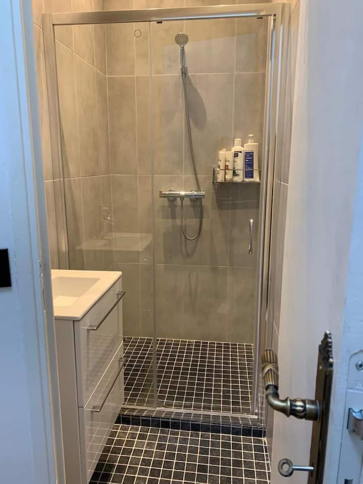 Apartment 3 7e *
