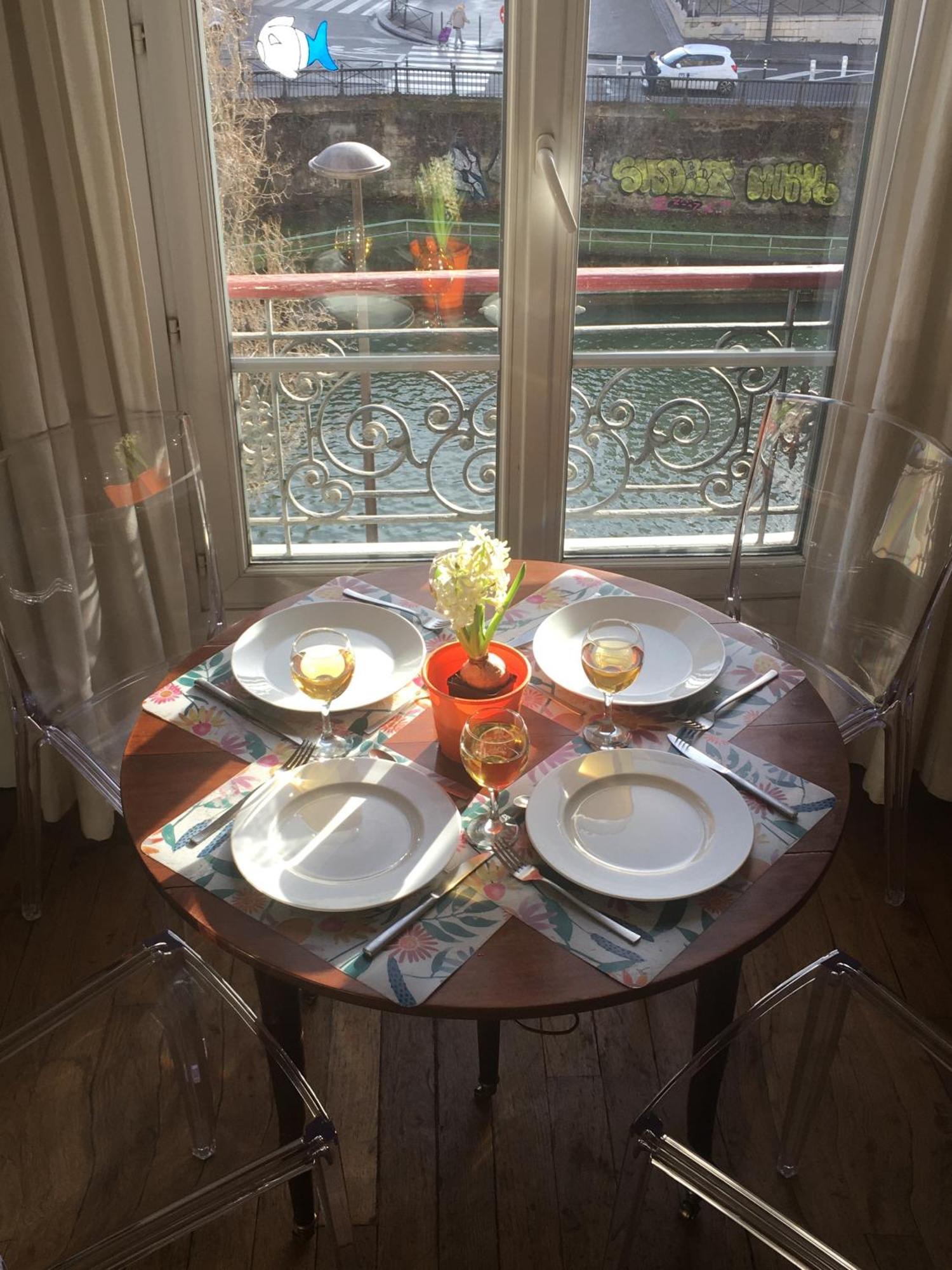 A Paris, Au Bord De L'eau Paris